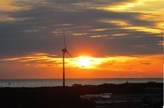 海に沈む夕日の様子