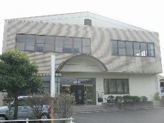 2階建ての勤労者福祉会館を正面から撮った写真