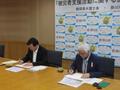 協定書にサインする掛川市長と静岡県弁護士会会長