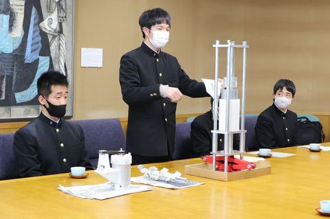 製作した搾油機の特徴などを報告する中山さん