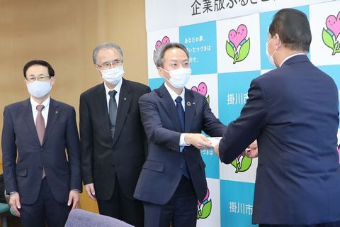 松井市長(右)に目録を手渡す坂根さん(右から2番目)