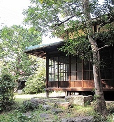 松ヶ岡（旧山﨑家住宅）で庭園から家屋を撮った写真
