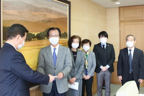 松井市長（左）と入札監視委員5人