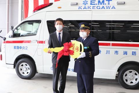 鍵を手渡す高橋さん(左)と大石消防長