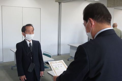 認定証を手渡す松井市長(右)と宣言者