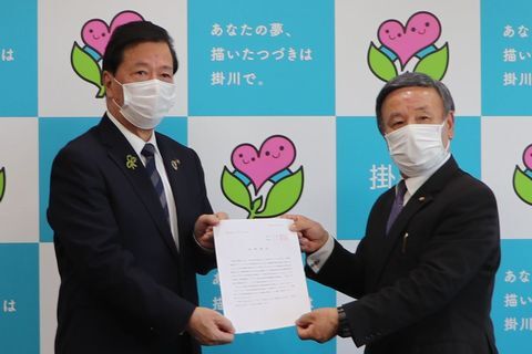 提言書を手渡す大石議長(右)と松井市長