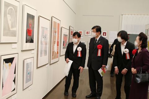 作品を鑑賞する川勝県知事(左から2番目)