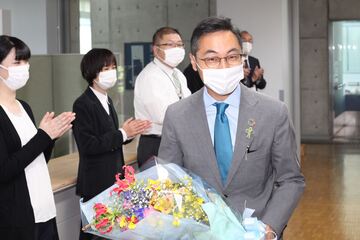 市長として初登庁する久保田新市長