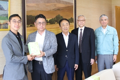 久保田市長にお茶を手渡す丸山代表理事（左から2人目）