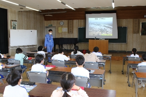 佐藤さんの講義を真剣に聞く児童