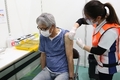 ワクチンの接種を受ける高齢者