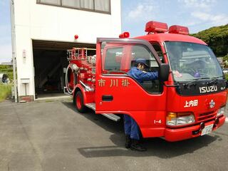 汚れてしまったポンプ車の運転席を清掃中