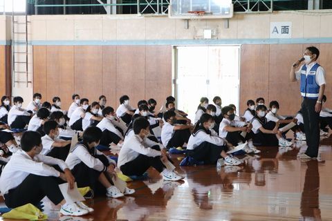 立花さんの話を真剣な表情で聞く生徒ら