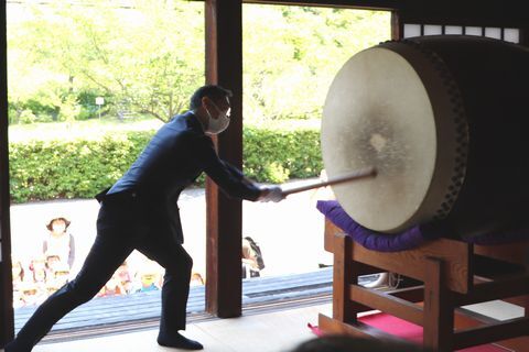 大きく振りかぶって大太鼓を打ち鳴らす久保田市長