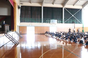 久保田市長(左)の話を真剣に聞く生徒ら