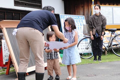 感謝状を受け取る掃除に参加した子ども