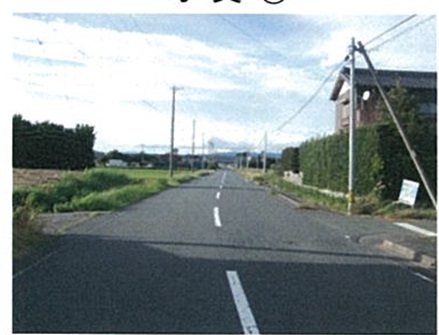 市道「梅橋吉岡線（各和地内）」施工前の道路、見通しの良い道路だが、歩道の幅が狭い