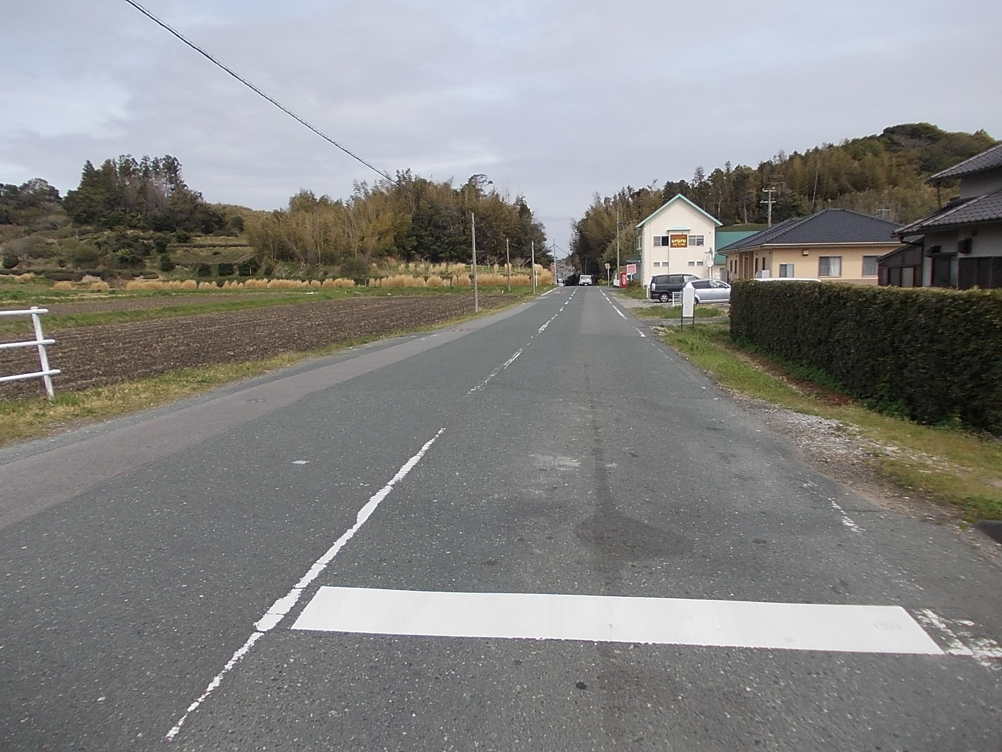 市道「川久保釜田線（三井地内）」施工前の道路、歩道と車道の境がない