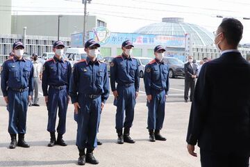 出動を申告する隊長の横山さん　