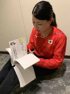 メッセージを丁寧に読む山崎選手1