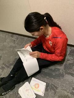 メッセージを丁寧に読む山崎選手2