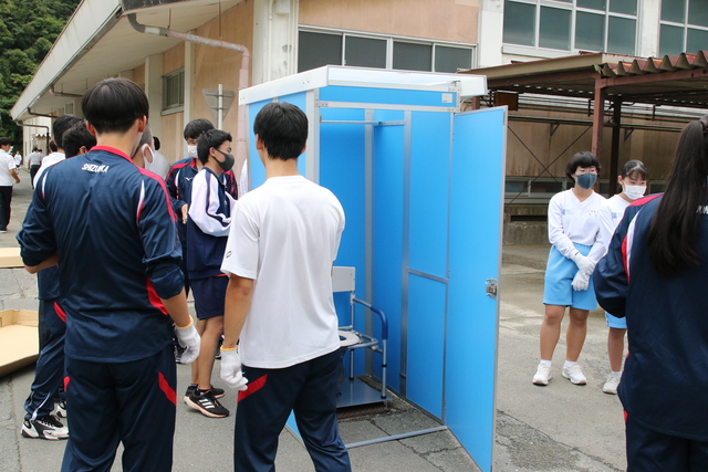 設置した簡易トイレを確認する生徒たち