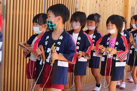 「火の用心」の掛け声とともに拍子木を打ち鳴らす園児