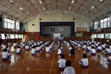 杉浦選手のご家族より全校児童にお礼を伝える