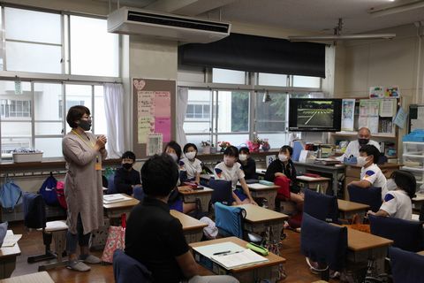 地区の方からの意見を聴く児童ら