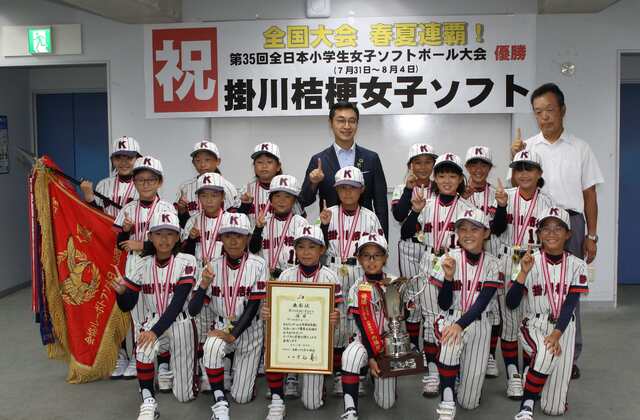 久保田市長（三列目中央）に優勝を報告する桔梗女子ソフト選手ら