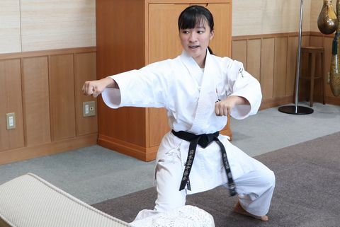 「鉄騎初段」を披露する大石さん