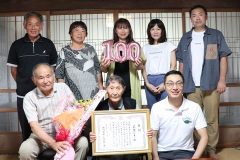 ときさん(前列中央)の100歳を祝う久保田市長(前列右)とご家族のみなさん