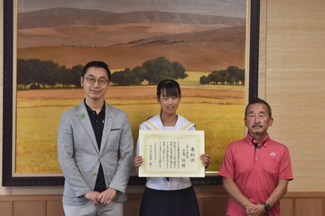 （左から久保田市長・小島詠選手・山下コーチ）