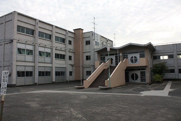 中央小学校の外観。左側に3階建ての校舎と中央に2階建ての校舎に上がる外階段がある様子。
