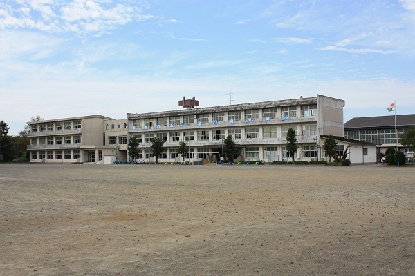 小学校の校舎をグラウンド側から撮った写真。