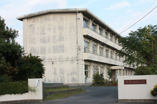 3階建ての西郷小学校を正門から写している