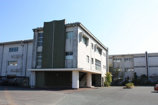 大坂小学校の外観写真で三階建ての白い校舎