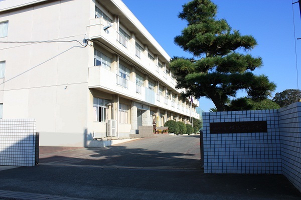 校門から見た横須賀小学校外観写真