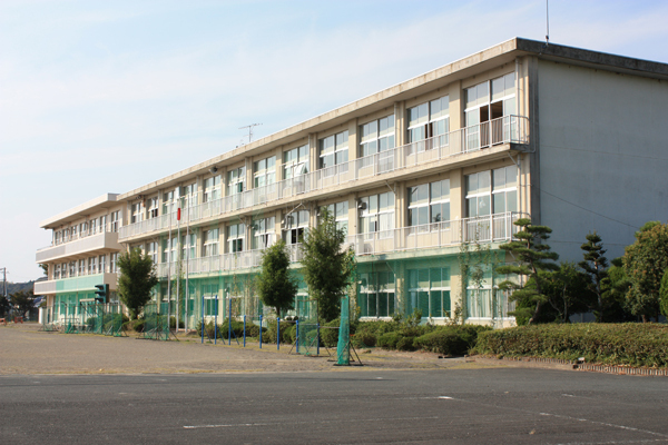 栄川中学校の外観写真