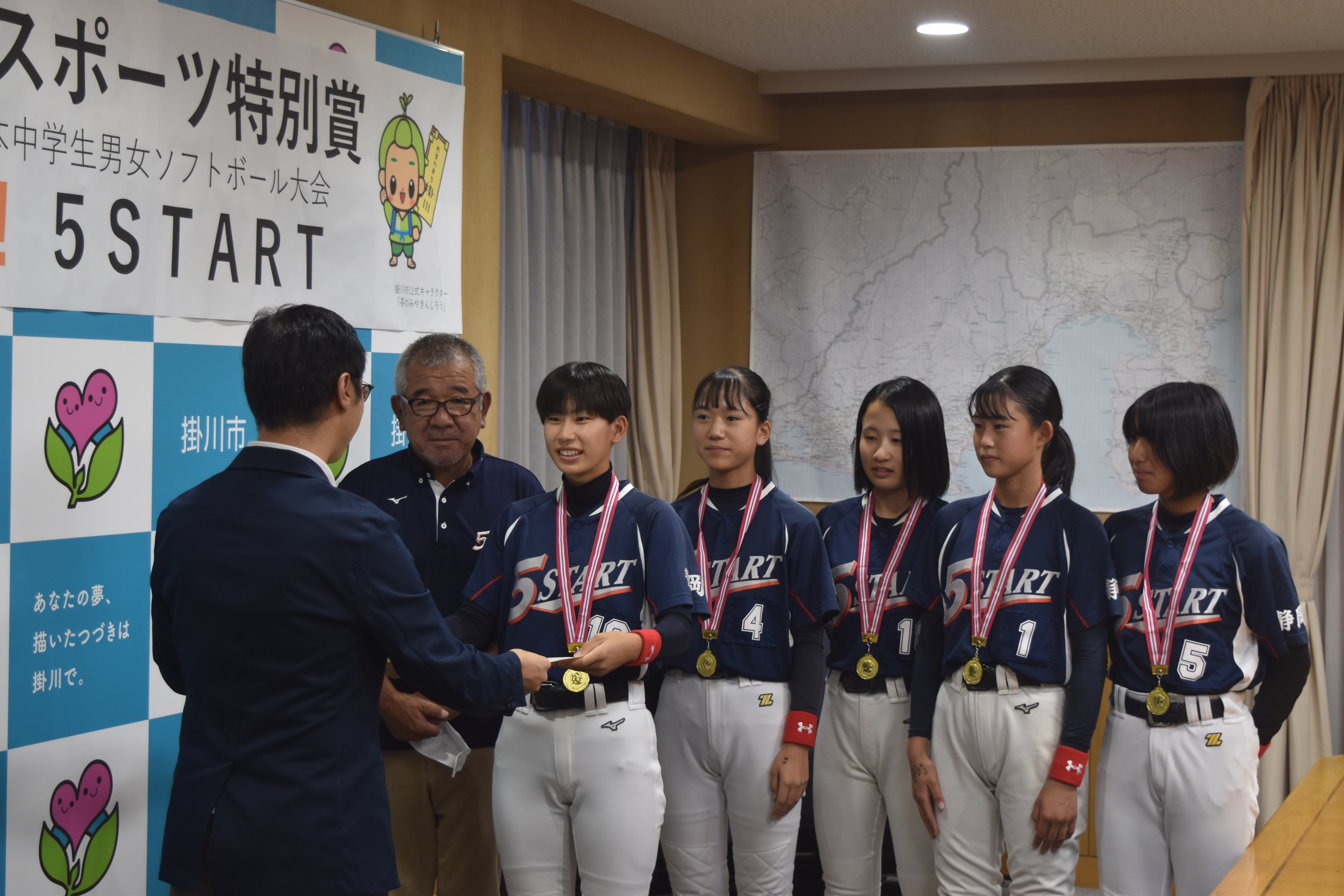 （久保田市長からスポーツ特別賞を受け取る渋川主将）