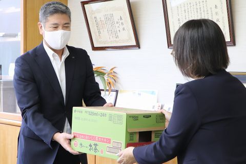 大竹部長(右)にお茶を手渡す杉本さん