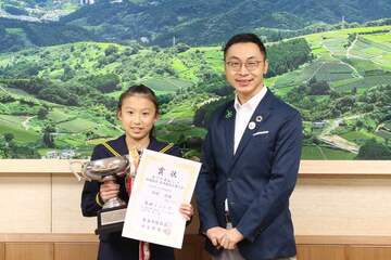 東海大会の賞状とトロフィーを掲げる倉嶋さん（左）