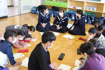 小学生と中学生が輪になって防災について話し合った