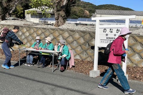 駅標跡のスタンプポイントでスタンプをもらう参加者