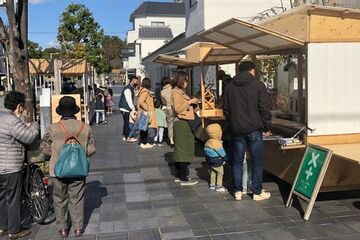 ベンチと店舗出店による居心地の良い空間づくり