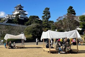 ベンチと店舗出店による居心地の良い空間づくり