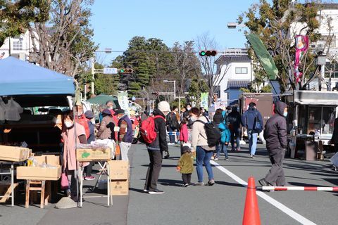 多くの人でにぎわうけっトラ市