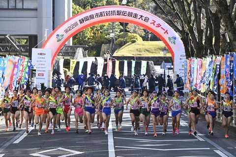 県庁前を勢いよくスタートする選手たち(静岡新聞社提供)