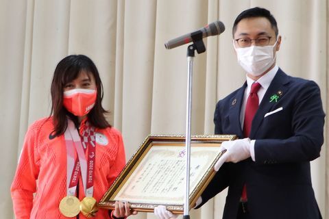 久保田市長(右)から表彰状を受け取る杉浦選手