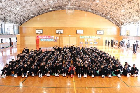 杉浦選手(最前列中央)と城東中の生徒